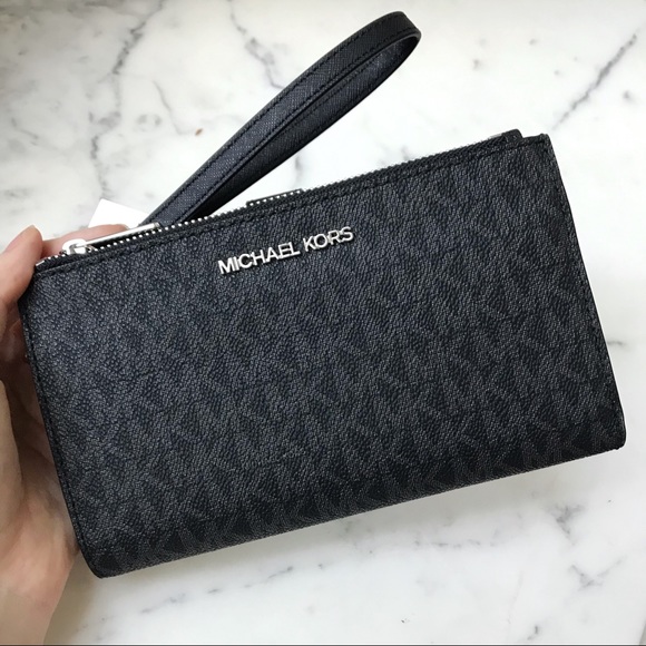 Michael Kors Handbags - JST Michael Kors Jet Set Travel Wristlet wallet